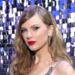 Taylor Swift schenkt einem Patienten im Kinderkrankenhaus ein passendes Outfit