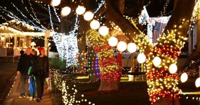 Meinung: Da Weihnachten und Chanukka zusammenfallen, ist es dann an der Zeit, dass alle die Weihnachtsbeleuchtung anlassen?

