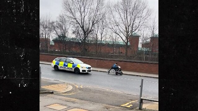 Die britische Polizei verfolgt eine Frau, die im motorisierten Rollstuhl floh, auf Video

