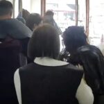 Kuh stürmt in Friseursalon in China, besessen von Spiegeln, auf Video