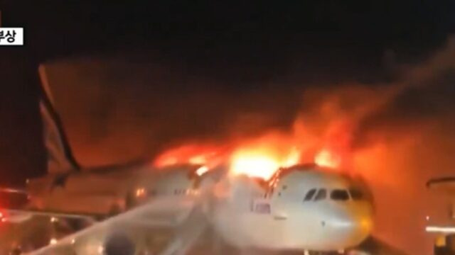 Das Passagierflugzeug geht auf Video am südkoreanischen Flughafen auf Video auf

