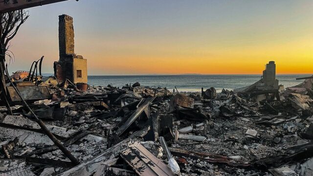 Die Überreste von Malibu: Asche und Glut im Sand

