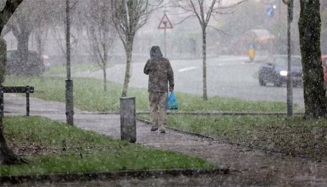 Starker Schneefall im Großraum Manchester, Arbeiter und Studenten haben mit Reiseschwierigkeiten zu kämpfen

