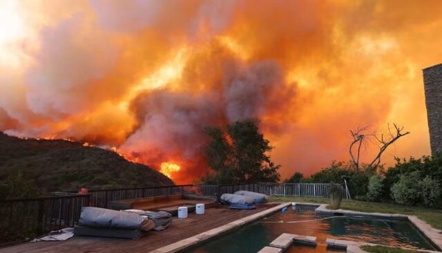 Ein Feuer in den Vorstadtwäldern von Los Angeles, USA

