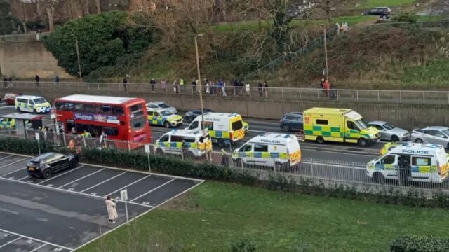 London: Ein kleiner Junge wurde am helllichten Tag vor den Augen der Passagiere eines Busses getötet

