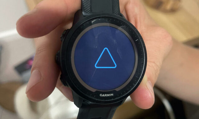 Einige Garmin -GPS -Uhren stecken in einer blauen dreieckigen Stiefelschleife fest

