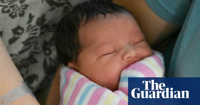 Baby Remi, eines der Erstgeborenen der neuen Beta-Generation, kommt nur wenige Minuten nach Neujahr in Australien an

