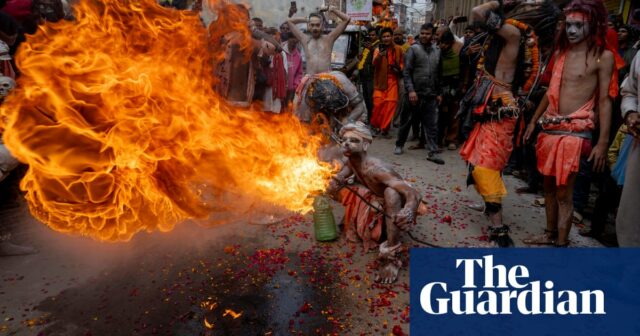 Hinduistische Feuerspucker und Brotgewänder: Fotos des Tages – Donnerstag

