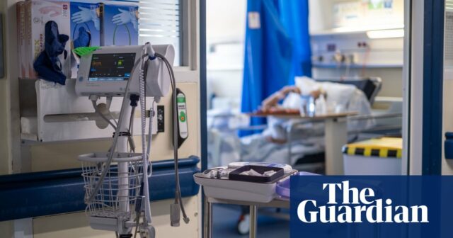 In England vervierfachen sich die Krankenhauseinweisungen wegen Grippe, da NHS-Chefs vor einer „enormen“ Belastung warnen

