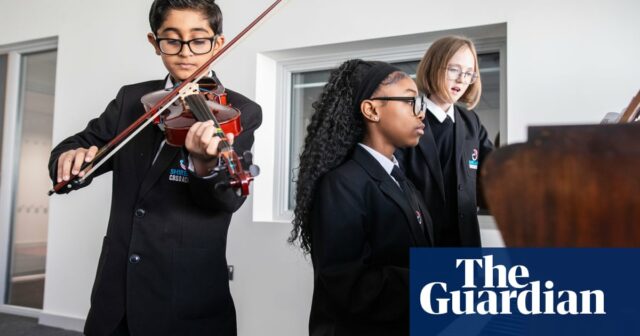 Die Werbetrommel für die Musikpädagogik rühren: Die britische Schule wird mit einem Orchester betrieben

