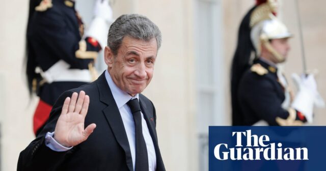 Nicolas Sarkozy steht vor Gericht und wird beschuldigt, illegale Gelder von Gaddafi erhalten zu haben

