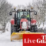 Wetternachrichten aus Großbritannien: Schnee sperrt Start- und Landebahnen des Flughafens Manchester bei Eis, Überschwemmungen und Zugausfällen im ganzen Land – live