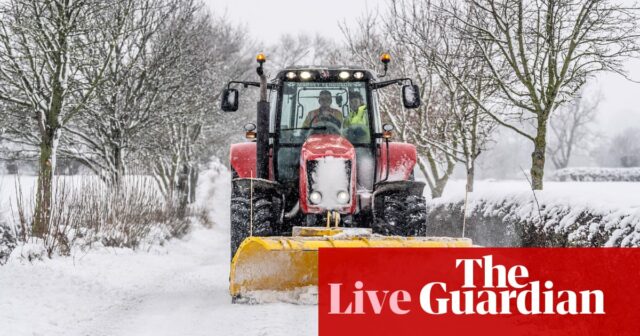 Wetternachrichten aus Großbritannien: Schnee sperrt Start- und Landebahnen des Flughafens Manchester bei Eis, Überschwemmungen und Zugausfällen im ganzen Land – live

