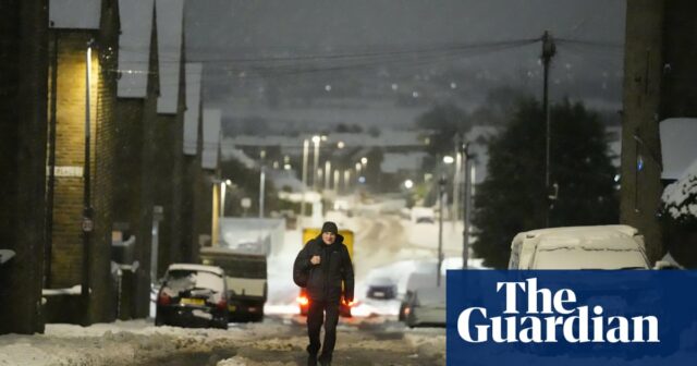 In ganz Großbritannien gelten weiterhin Wetterwarnungen, da Regen, Eis und Schnee für Reisechaos sorgen

