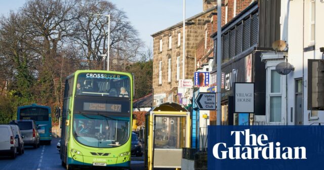 Die Umfrage zeigt, dass der Busverkehr in benachteiligten Gebieten Englands überproportional eingeschränkt wird

