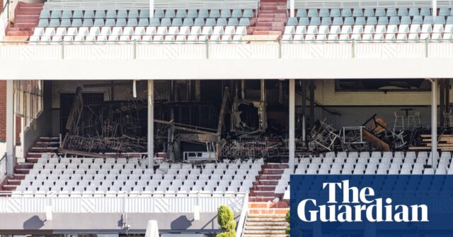 Verdächtiges Feuer verwüstet die Tribüne des Caulfield Racecourse im Südosten Melbournes

