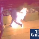 Hosen in Flammen: Die Polizei veröffentlicht Aufnahmen eines Mannes, der nach einer mutmaßlichen Brandstiftung in Melbourne brennende Kleidung entsorgt