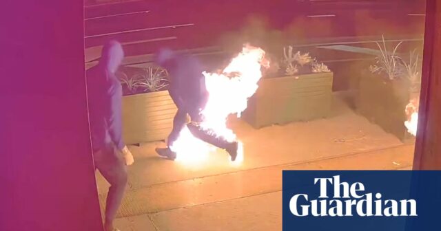 Hosen in Flammen: Die Polizei veröffentlicht Aufnahmen eines Mannes, der nach einer mutmaßlichen Brandstiftung in Melbourne brennende Kleidung entsorgt

