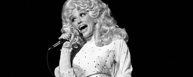 Dolly Parton, ein Reiseklassiker aus den frühen 80ern, wünschte, sie hätte mit Kenny Rogers geschrieben und aufgenommen

