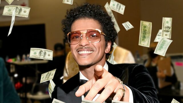 Bruno Mars macht sich erneut Spaß mit 50 Millionen US -Dollar für Glücksspielschuldengerüchte

