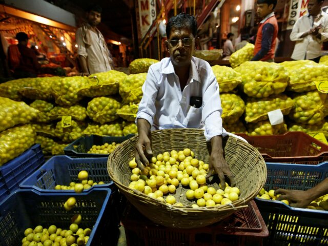 Denn das Budget in Indien liegt dringend zwischen der Schaffung von Arbeitsplätzen und staatlichen Defiziten

