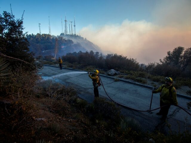 „Ich habe alles verloren“: Feuerwehrleute kämpfen in Los Angeles gegen „beispiellose“ Flammen

