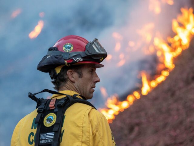 Feuerwehrleute bemühen sich, die Brände in Los Angeles einzudämmen, bevor erneut starke Winde aufkommen

