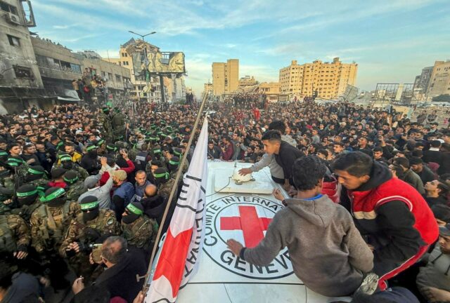 Hamas lässt die ersten drei israelischen Gefangenen frei, während der Waffenstillstand in Gaza in Kraft tritt

