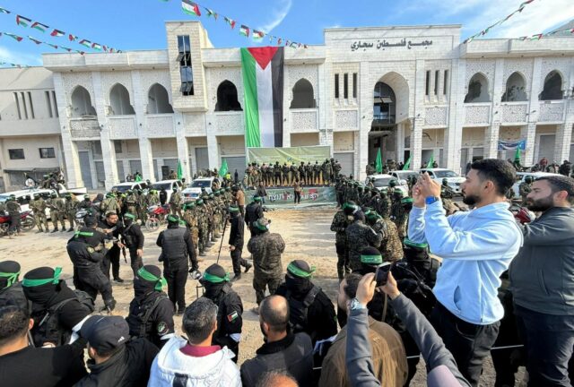 Die Hamas veröffentlicht vier israelische Soldaten, die im Rahmen des Waffenstillstandsabkommens in Gaza gehalten werden

