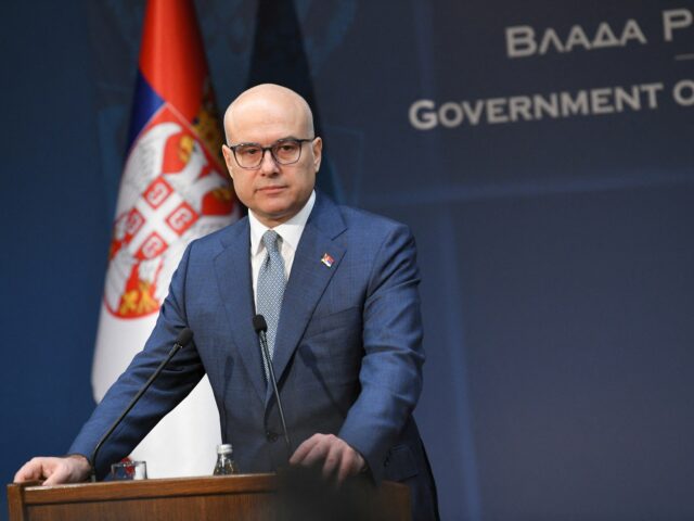 Der Serbien -Premierminister Milos Vuucevic tritt zurück, wenn Proteste den politischen Druck erhöhen

