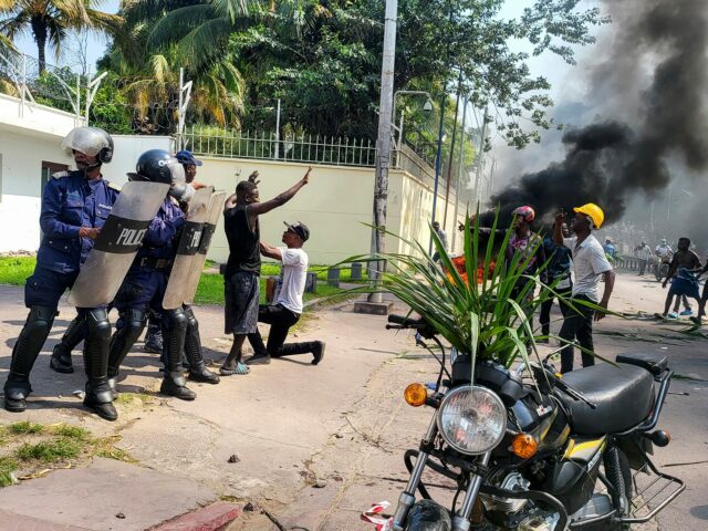 Demonstranten greifen Französisch, USA, russche Botschaft in DRC an

