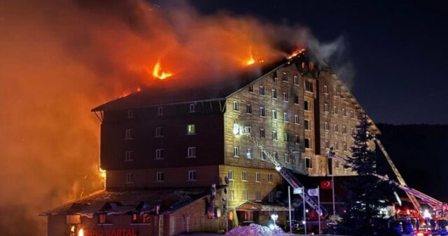 Bei einem nächtlichen Brand in einem Skihotel in der Türkei sind mindestens 66 Menschen ums Leben gekommen

