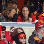 Taylor Swift umarmt Caitlin Clark während des Playoff-Sieges der Chiefs gegen die Houston Texans