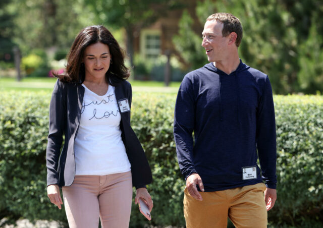 Mark Zuckerberg und Sheryl Sandberg möchten, dass Sie wissen, dass sie immer noch Freunde sind und definitiv nicht böse aufeinander sind

