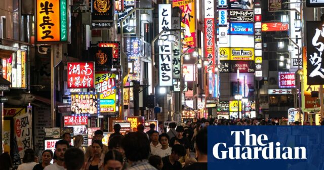 Japan fordert die Australier auf, ausgetretene Pfade zu verlassen, da Touristen-Hotspots mit Rekordansammlungen überschwemmt werden

