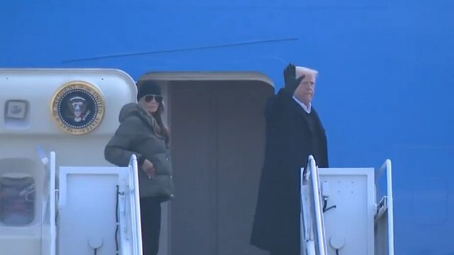 Donald Trump und Melania sind zum ersten Mal seit ihrer Rückkehr ins Amt an Bord der Air Force One

