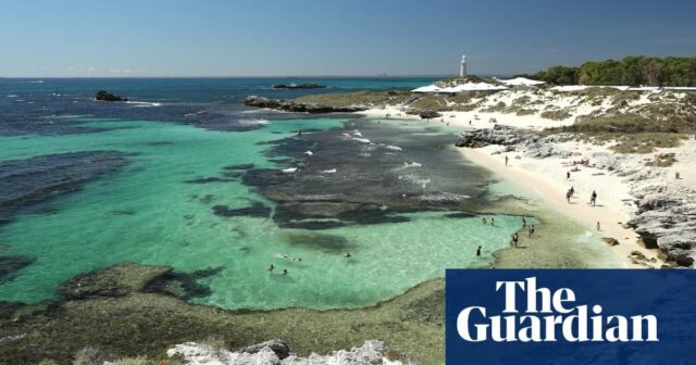 Drei werden nach dem Absturz eines Privatflugzeugs vor Rottnest Island in Washington vermisst

