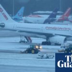 Starker Schneefall stört den Reiseverkehr an den Flughäfen Manchester und Liverpool – Video