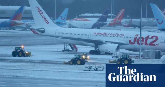 Starker Schneefall stört den Reiseverkehr an den Flughäfen Manchester und Liverpool – Video

