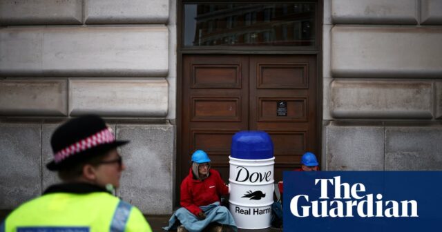 Die Anklage gegen 34 Personen wurde wegen eines Protests gegen Plastikverschmutzung in der Unilever-Zentrale fallen gelassen

