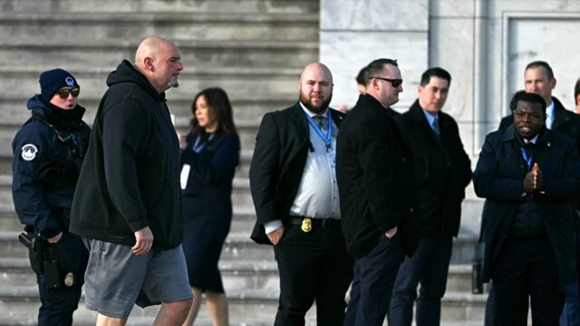 PA-Senator John Fetterman trägt im Capitol charakteristische Shorts und Kapuzenpullover

