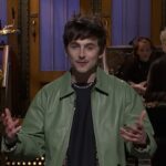 Timothée Chalamet moderiert „SNL“ und scherzt, dass seine Darstellung von Bob Dylan noch nie einen Preis gewonnen hat