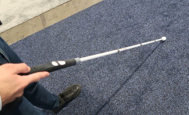 Der WeWalk Smart Cane 2 könnte einer der wenigen guten Anwendungsfälle von KI auf der CES 2025 sein

