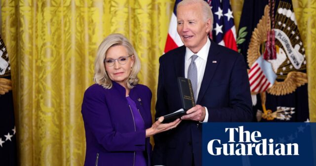 Biden ehrt Liz Cheney und Bennie Thompson mit der Presidential Medal of Honor

