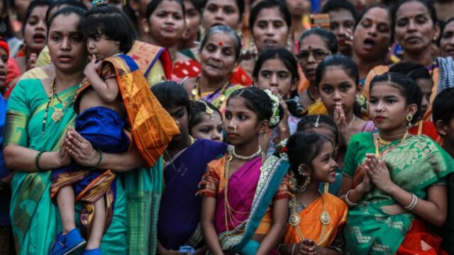 Menschenmenge Menschenmenge im Tirupati-Tempel in Indien tötet sechs, während Tausende hereinströmen

