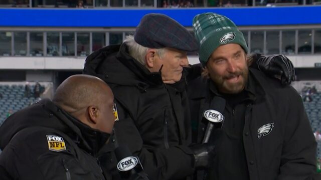 Bradley Cooper kommt bei Fox NFL Pregame Set vorbei und umarmt den ehemaligen Co-Star Terry Bradshaw

