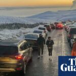 Streuwagen wurden von 200 Autos angehalten, die auf der Peak District Road doppelt geparkt waren, sagt der Stadtrat