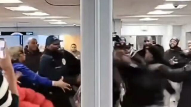 Der Bürgermeister von Illinois, der sich während des Stadttreffens an Brawl beteiligt hat, auf Video

