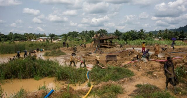 Da die Goldpreise steigen, droht Ghana aufgrund des illegalen Goldabbaus eine „drohende Krise“.

