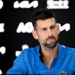 Der australische Fernsehmoderator entschuldigt sich bei Djokovic für die „beleidigende, rassistische“ Stichelei